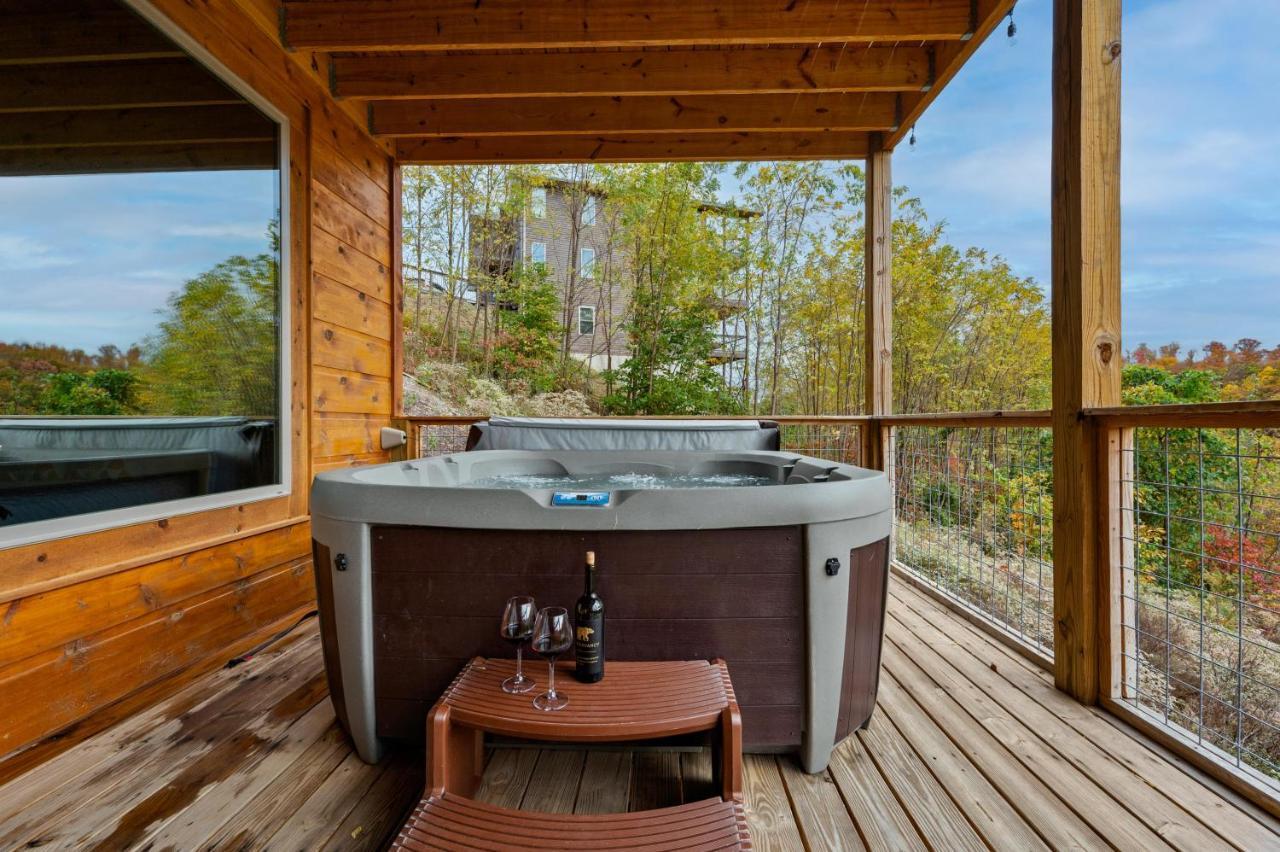 גטלינבורג The Overlook - '21 Cabin - Gorgeous Unobstructed Views - Fire Pit Table - Gamerm - Hottub - Xbox - Lots Of Bears מראה חיצוני תמונה